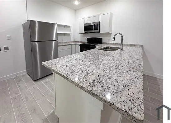 1503 E Southcross Blvd — Photo 5