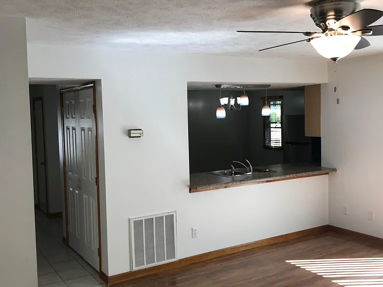 815 W Illinois Ave — Photo 3