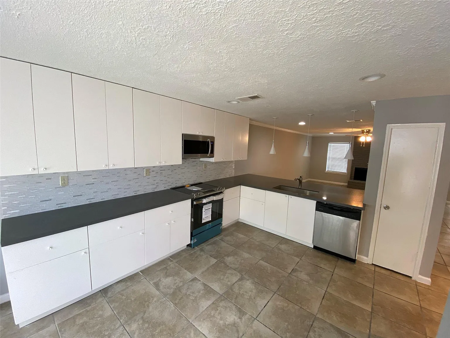 3 bed, 2.0 bath, 1517 sqft, $1,750 — Photo 3