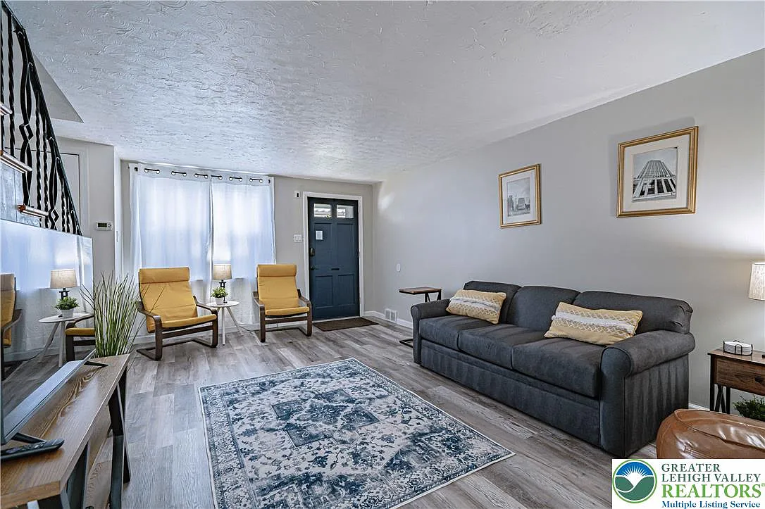 3 bed, 1.5 bath, 1321 sqft, $2,200 — Photo 3