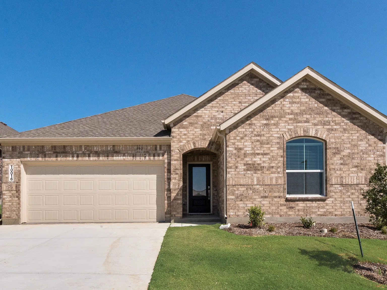 4 bed, 2062 sqft, $2,395 — Photo 2