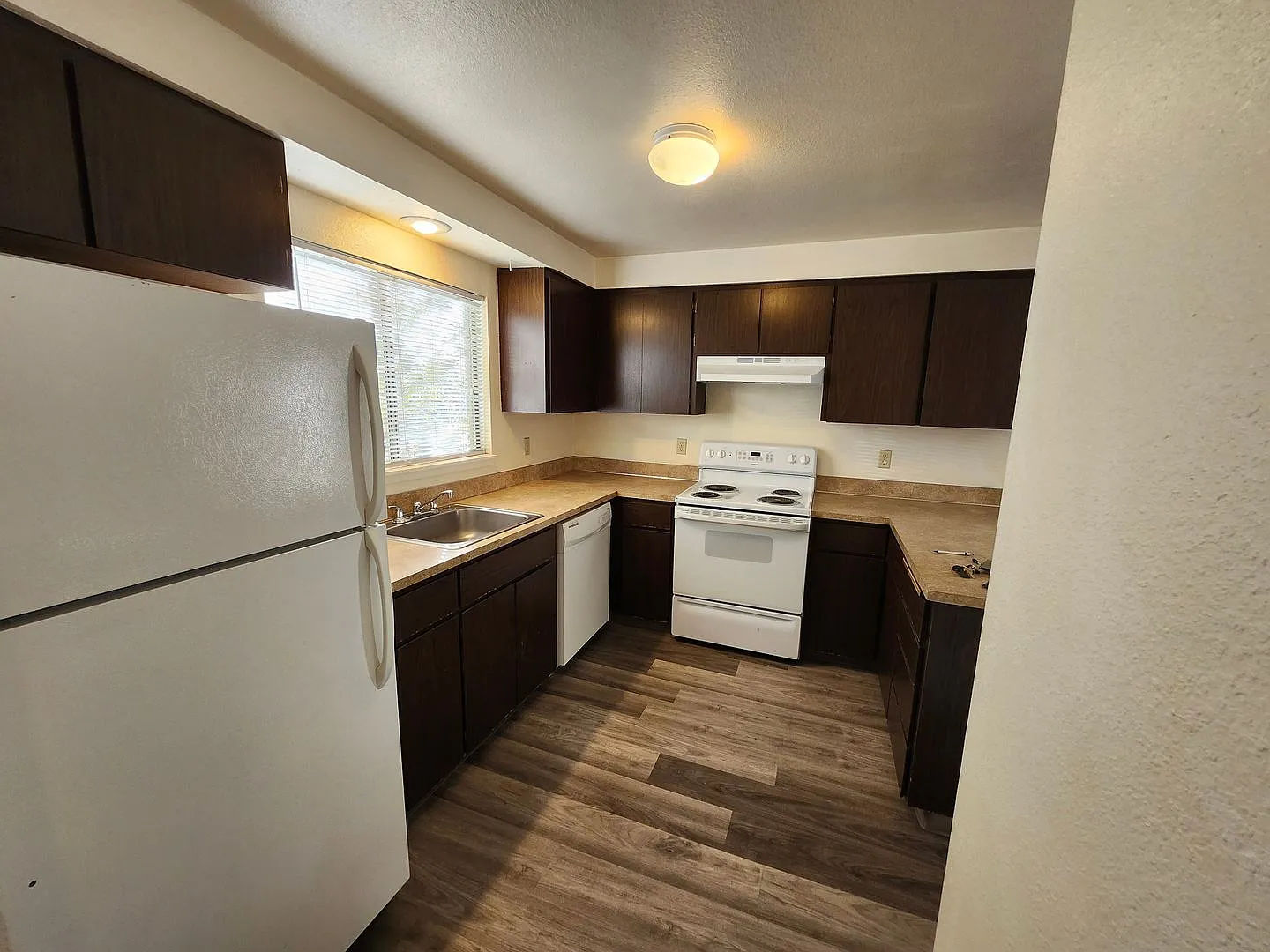 NE Bend 2 Bed/1.5 Bath with Garage - Townhome Near St Charles — Photo 3
