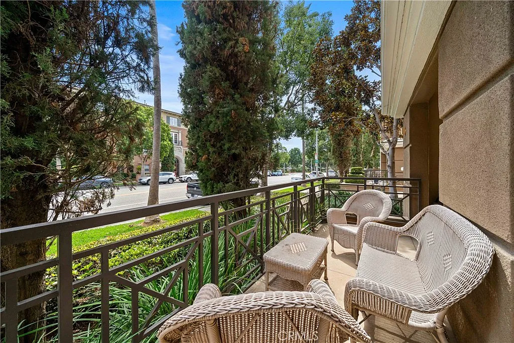 2 bed, 2.5 bath, 1197 sqft, $4,795 — Photo 3