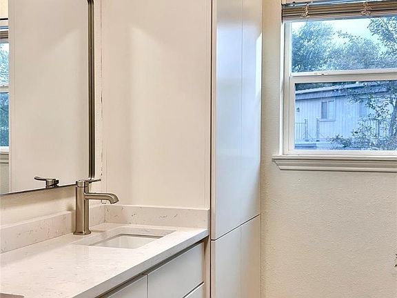 5th image of 705 Castle Ridge Rd APT C