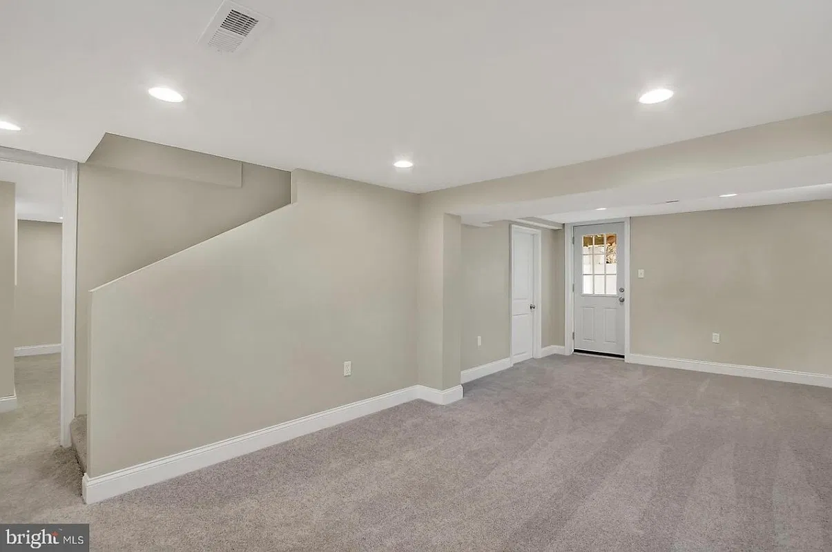 3 bed, 1920 sqft, $1,200 — Photo 1