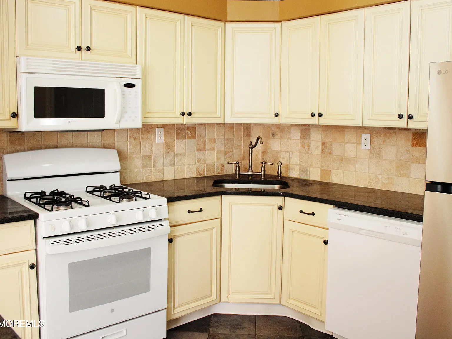 2 bed, 1.5 bath, 1161 sqft, $2,450 — Photo 2