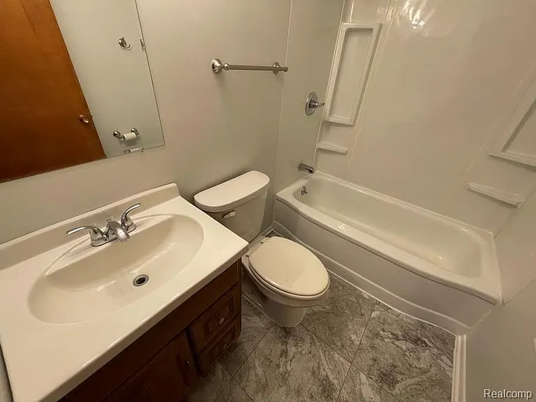 26604 Groveland St — Photo 11
