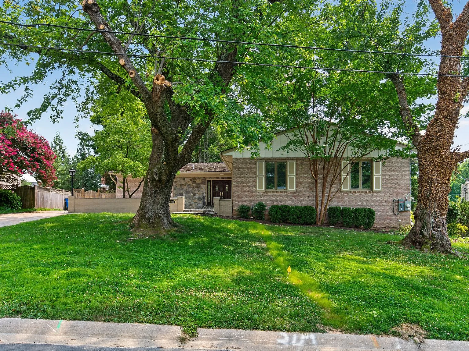 6 bed, 4.5 bath, 5000 sqft, $5,999 — Photo 3