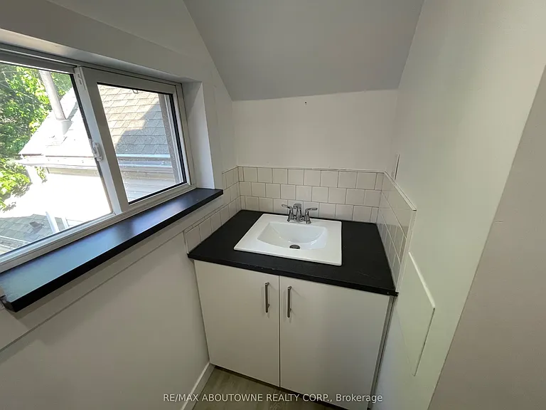 759 Barton St E — Photo 13