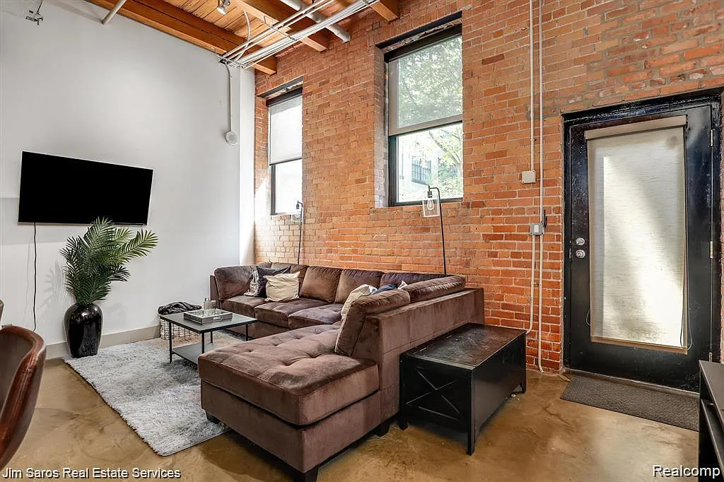 2 bed, 10000 sqft, $1,700 — Photo 4