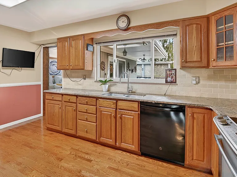 462 Greenhurst Dr — Photo 18