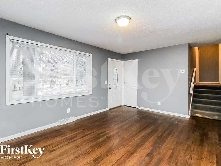 4900 N Sycamore Dr — Photo 3