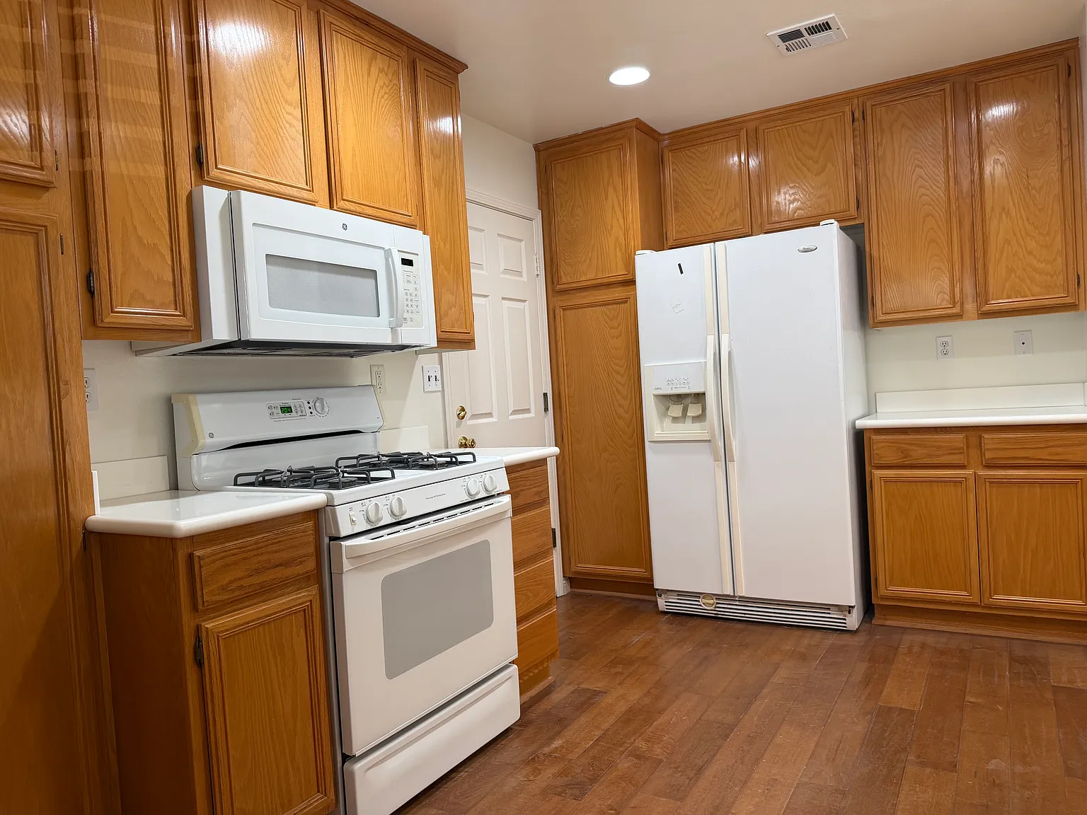 2 bed, 986 sqft, $3,000 — Photo 2