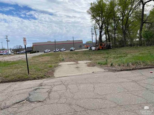 517 Yuma St, Manhattan, KS 66502