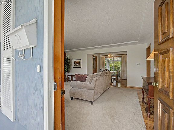 3rd image of 250 SE Juniper Ave