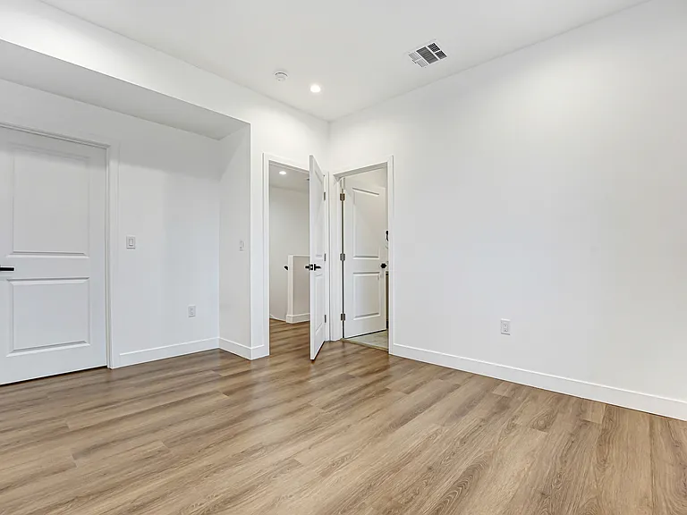 5346-5350 Oakland St — Photo 110