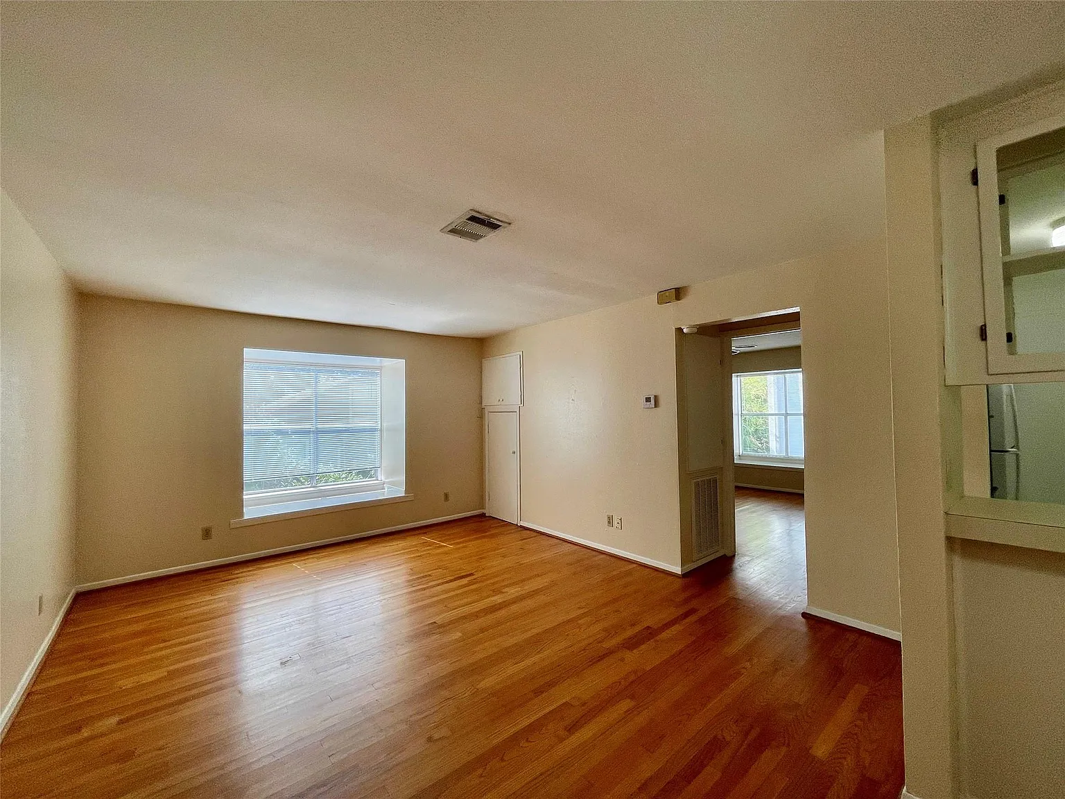 1 bed, 1.0 bath, 550 sqft, $1,200 — Photo 2