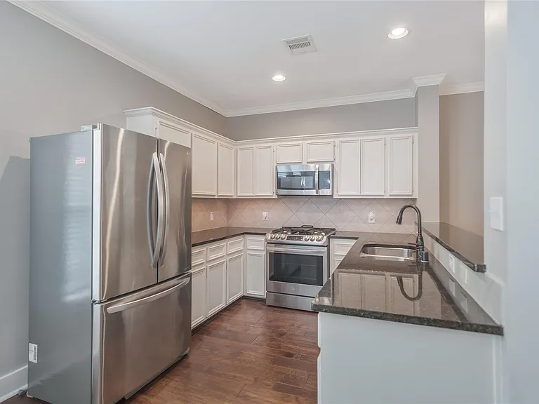 1207 Nagle St — Photo 13