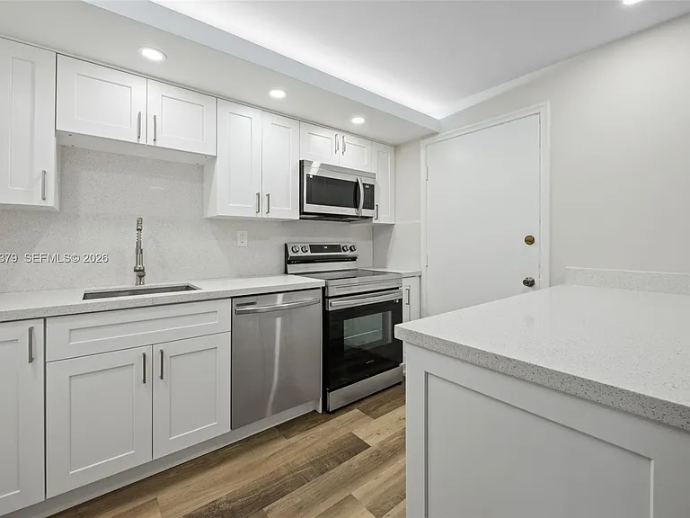 8107 SW 72nd Ave #410E — Photo 8