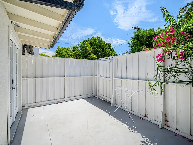 22432 Burbank Blvd #1/2 — Photo 15