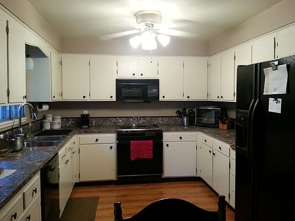 Lots of kitchen cabinets