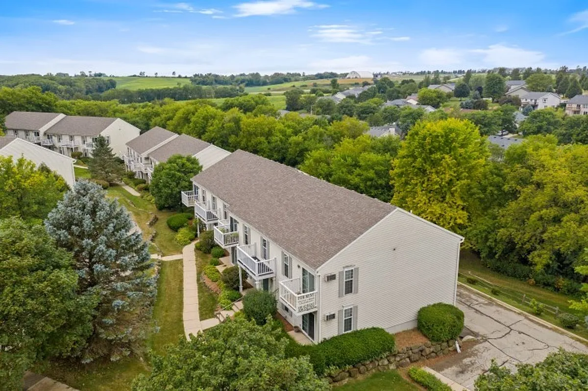 Building Photo - 816 Blue Mounds St