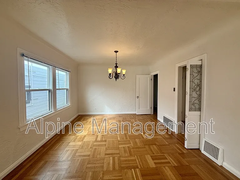 658 Rockdale Dr #MAIN — Photo 10