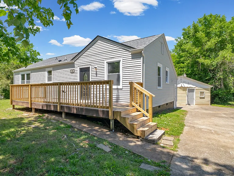 19 Chestnut Dr — Photo 2