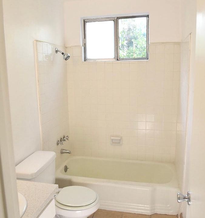 2nd image of 808 N Hayworth Ave
