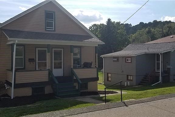Comes with a double lot and an additional 1 bedroom, 1 bath rental or mother in-law suite! (Grey House)