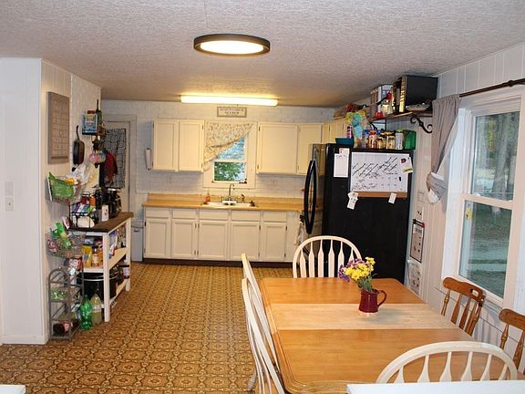 3rd image of 204 Evergreen St