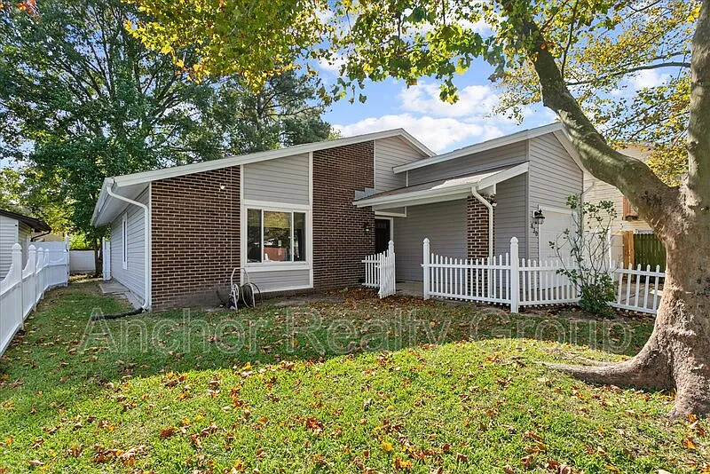 3 bed, 2.0 bath, 1571 sqft, $3,900 — Photo 4