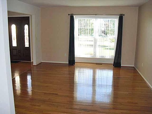 3rd image of 3020 Gallinger Dr