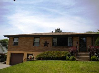 751 Clinton Ave, East Dubuque, IL 61025