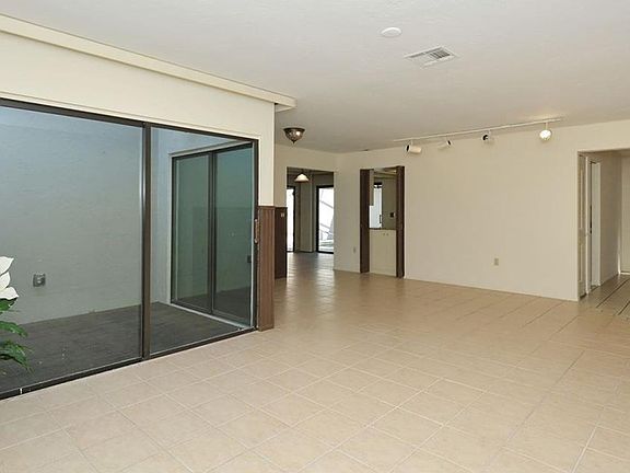 3rd image of 3923 Glen Oaks Manor Dr