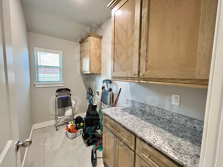 905 Jameson St — Photo 13