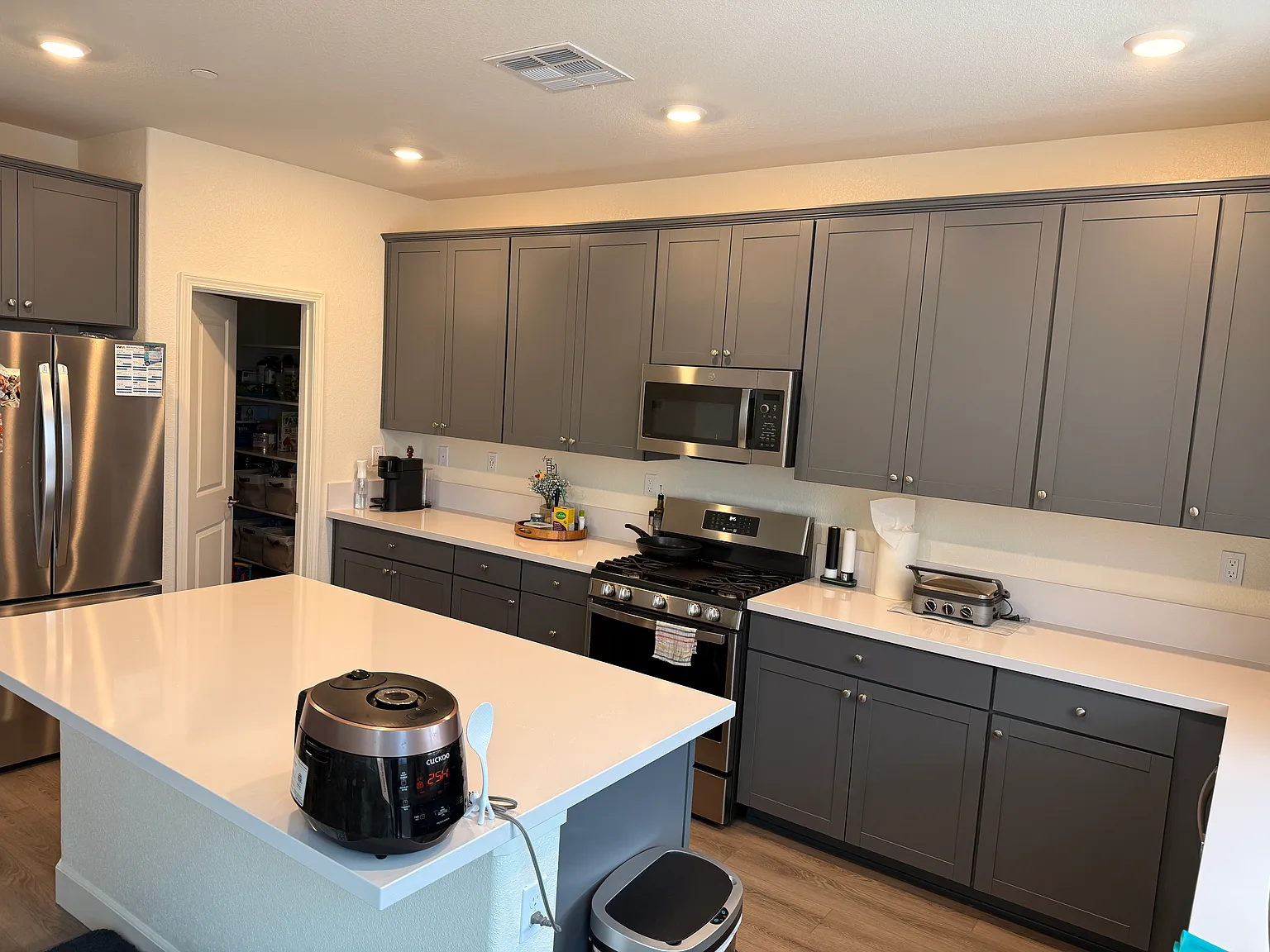 4 bed, 2.5 bath, 2367 sqft, $3,400 — Photo 2