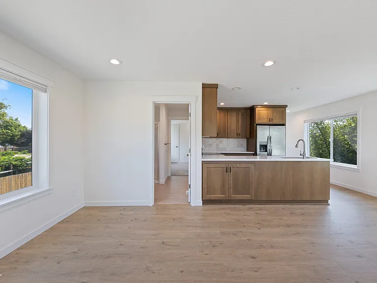 210 NE Ford St — Photo 13