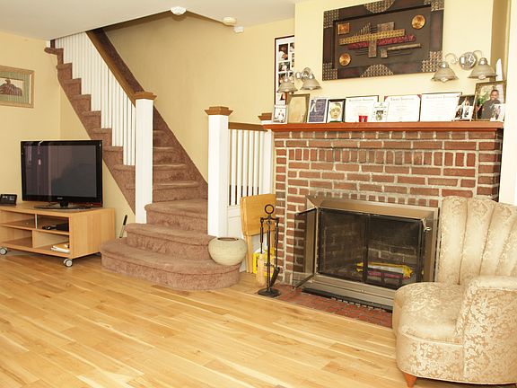4th image of 912 Clifton Ave