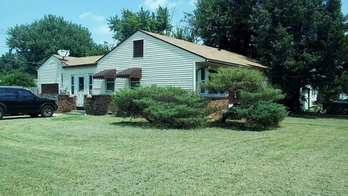 3 bed, 1200 sqft, $1,100 — Photo 3