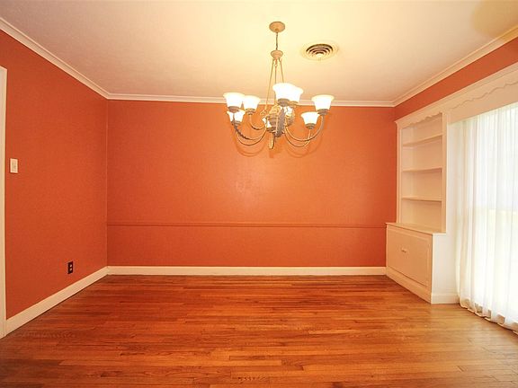 5th image of 2555 Gladys Ave