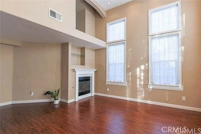 820 N Justin Pl — Photo 3