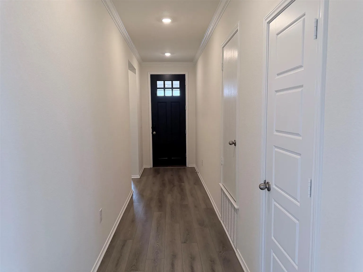 3 bed, 2.0 bath, 1860 sqft, $2,200 — Photo 2