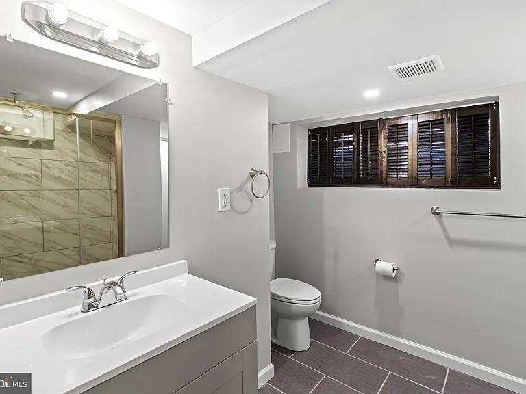1744 Johnston St — Photo 14