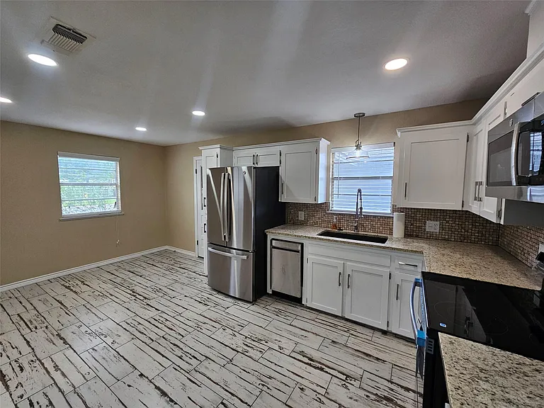 120 Ronald Ave — Photo 9