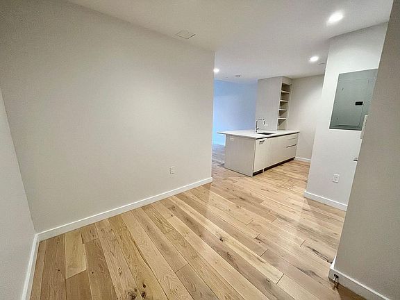 4th image of 555 Waverly Ave APT 6P