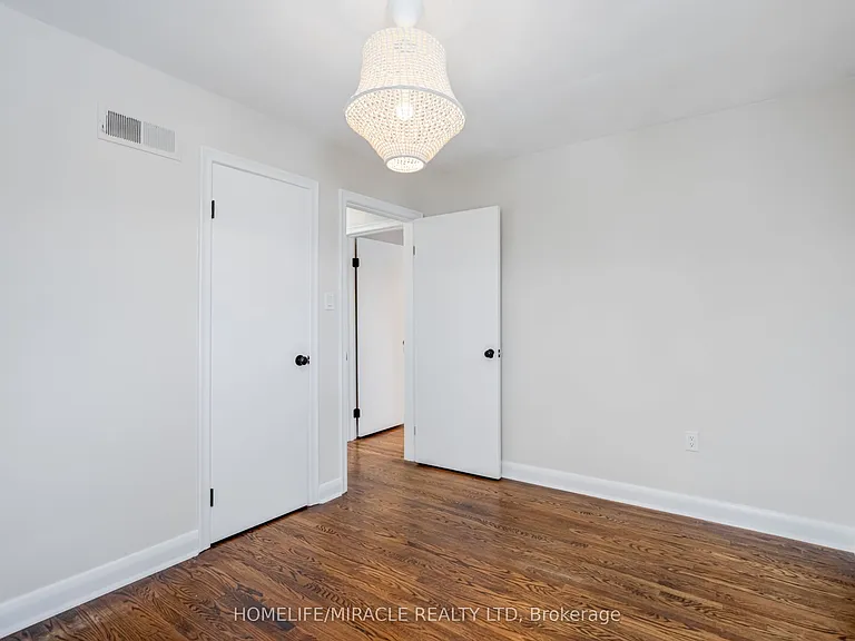 34 Elizabeth St S #A — Photo 14