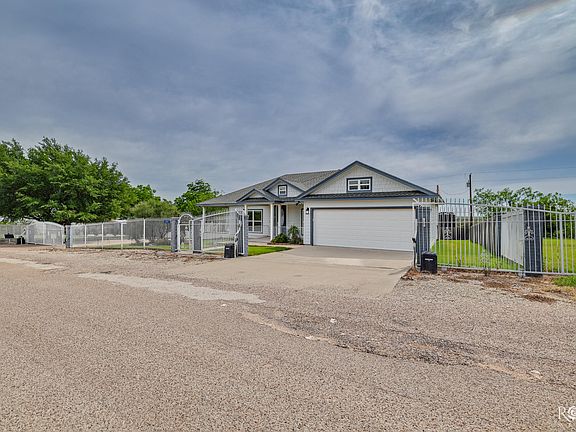 2nd image of 301 Summit Rd
