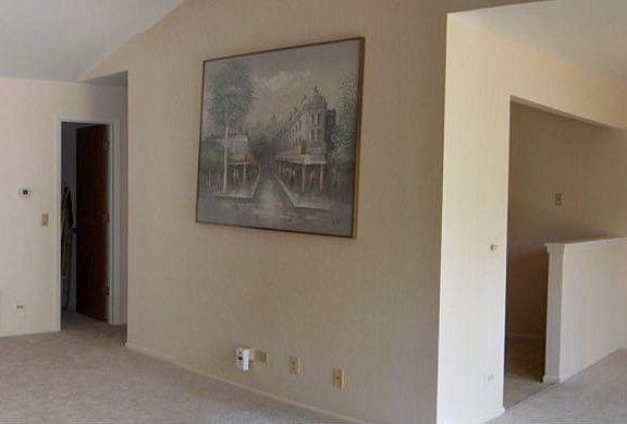 Living Room 22x13 Dining Room 10x9