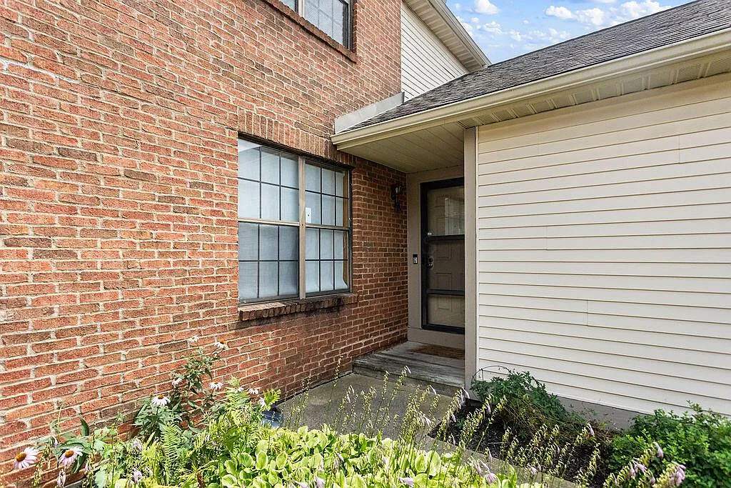 1324 Brookview Cir photo 1